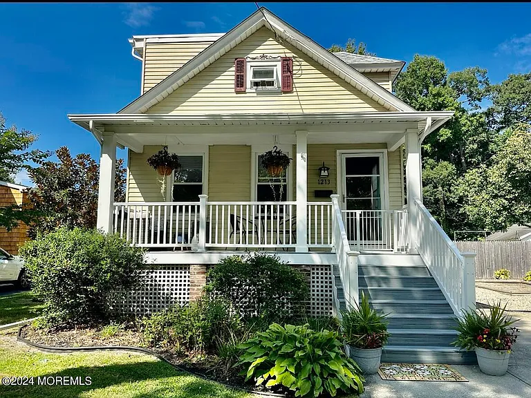 1213 4th Ave — Photo 2