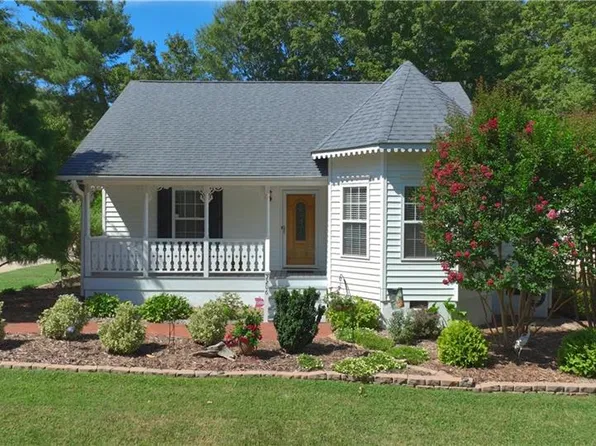 2206 Victoria Village Ln, Winston Salem, NC 27107