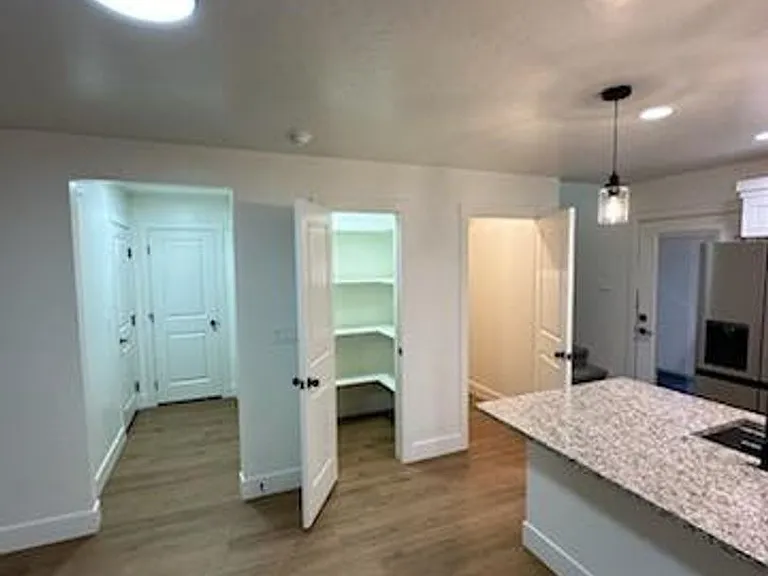 356 NW Bradford Ave — Photo 4