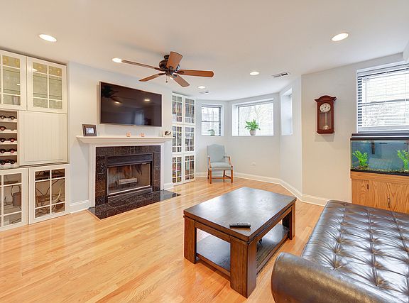 3rd image of 4867 N Kenmore Ave