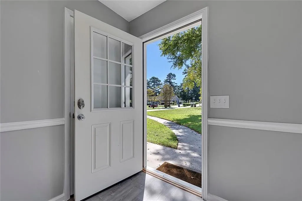 4 bed, 3.0 bath, 2390 sqft, $2,800 — Photo 2