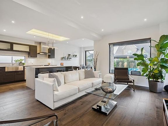 2nd image of 137 New Lakeshore Rd