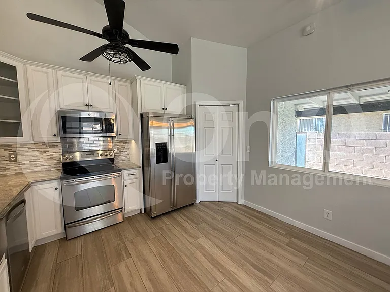 3037 W Monmouth St — Photo 3