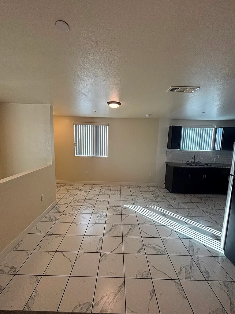 5 bed, 1900 sqft, $3,800 — Photo 4