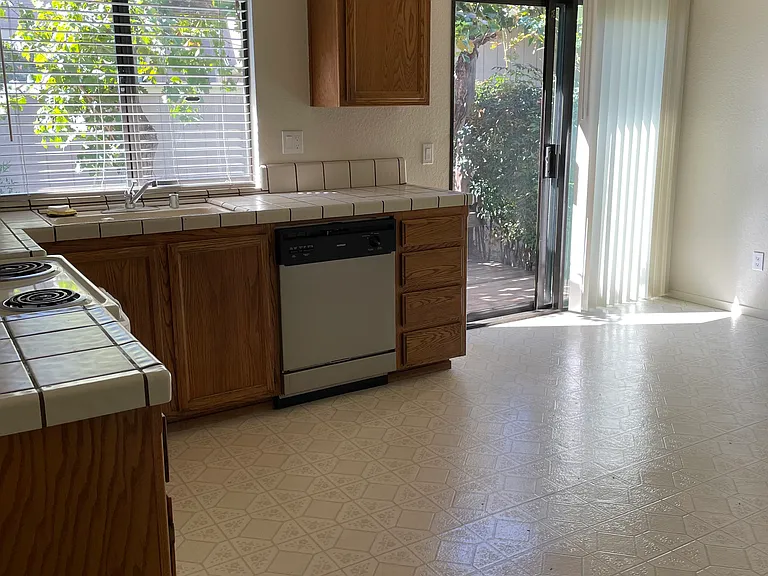 548 Eldridge Ave — Photo 2