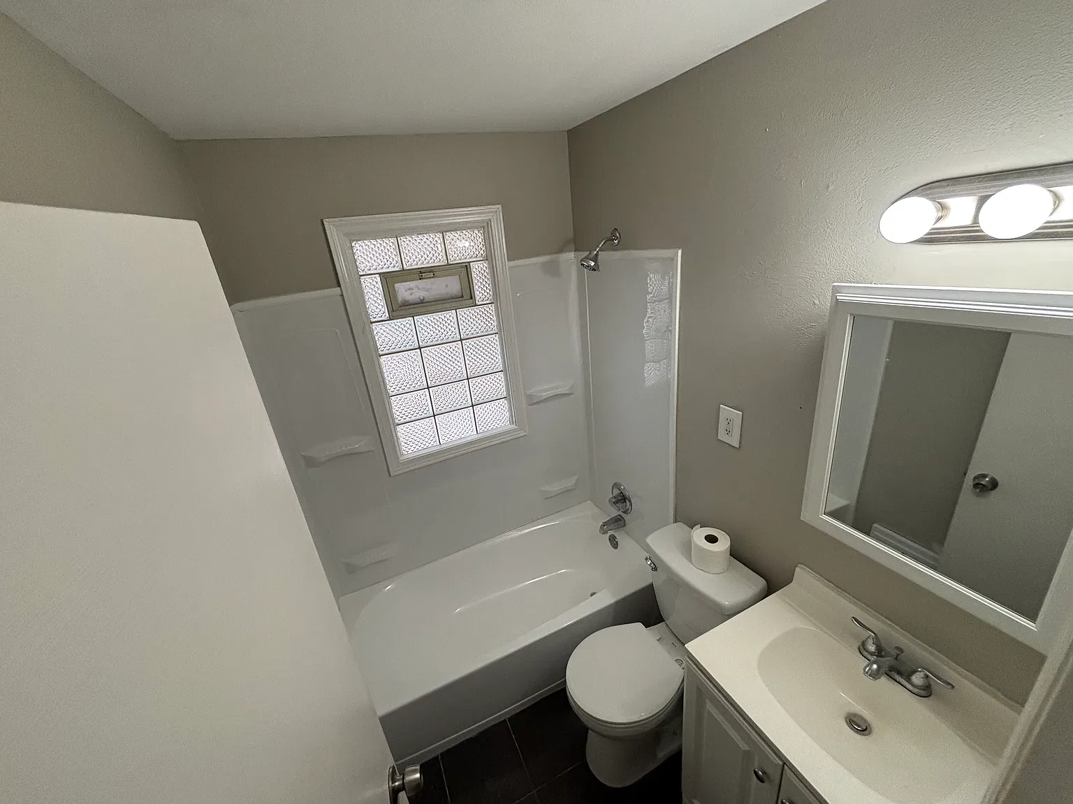 2 bed, 792 sqft, $1,200 — Photo 2