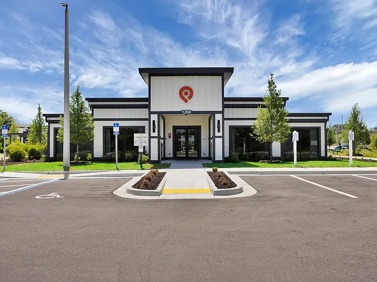 Pointe Grand Apartment Homes6