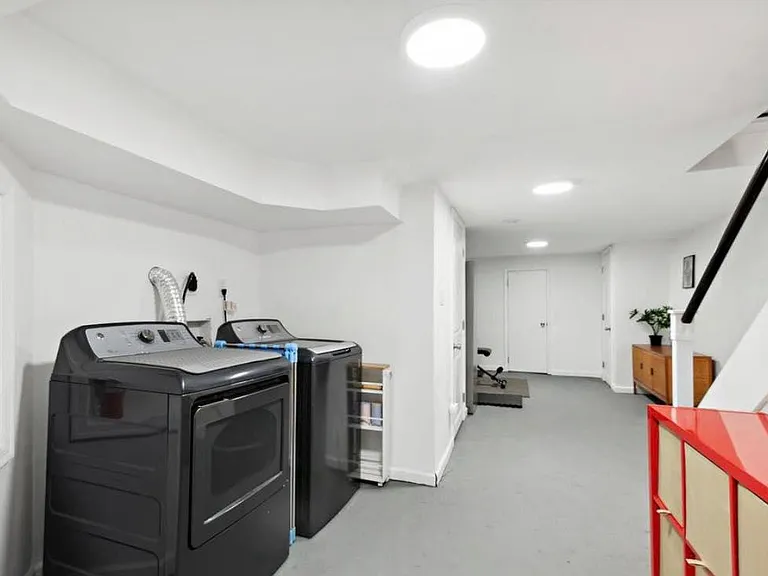 512 N Holly St — Photo 17