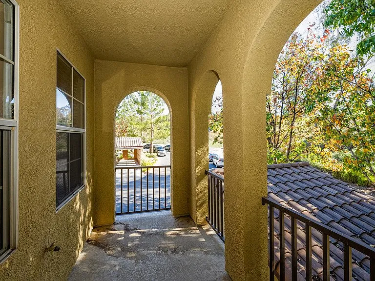 28205 Canterbury Ct — Photo 17