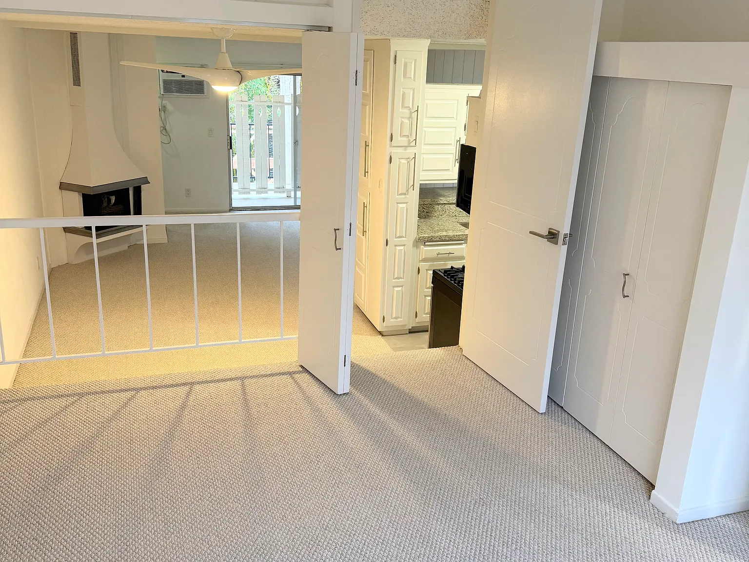 2250 N Beachwood Dr — Photo 2