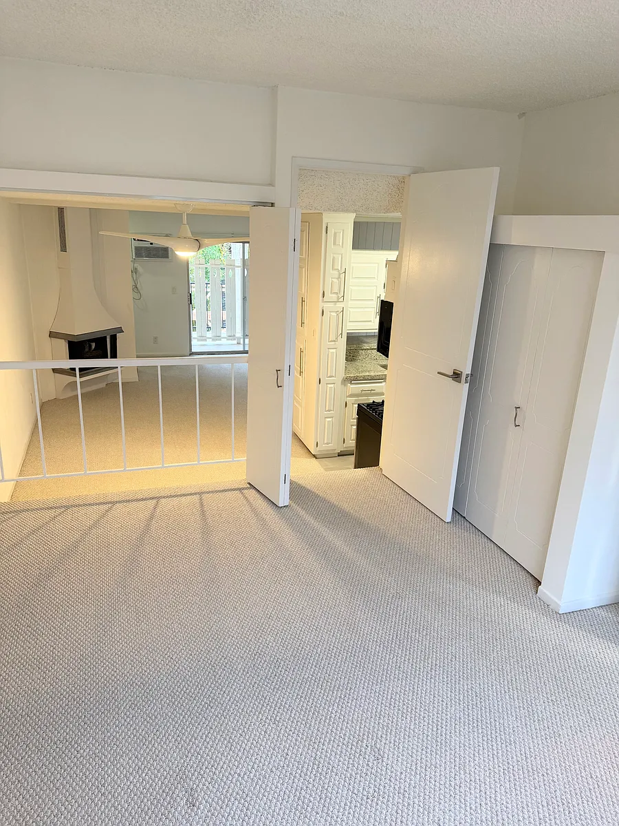 Building Photo - 2250 N Beachwood Dr #203