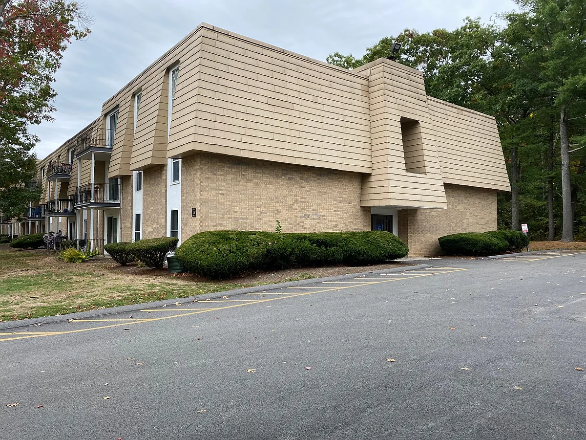 Building Photo - 15 Shadowbrook Ln #15
