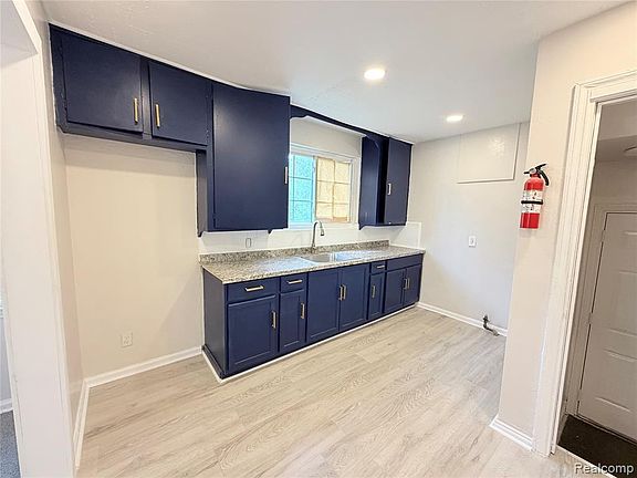 4th image of 11375 Roxbury St