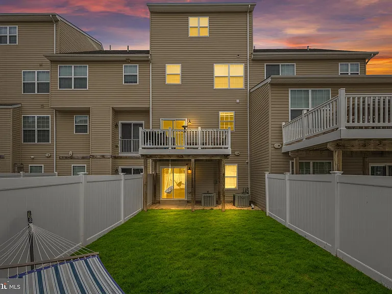 121 Polo Way — Photo 44