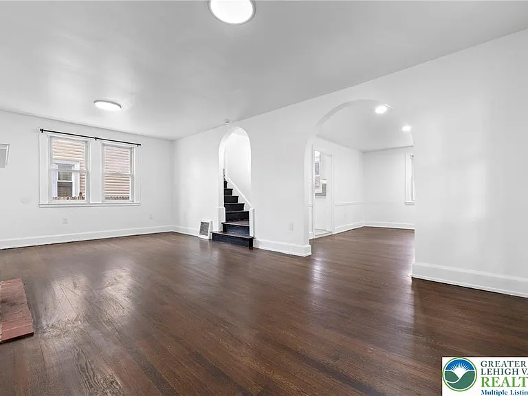 409 E Washington Ave — Photo 4