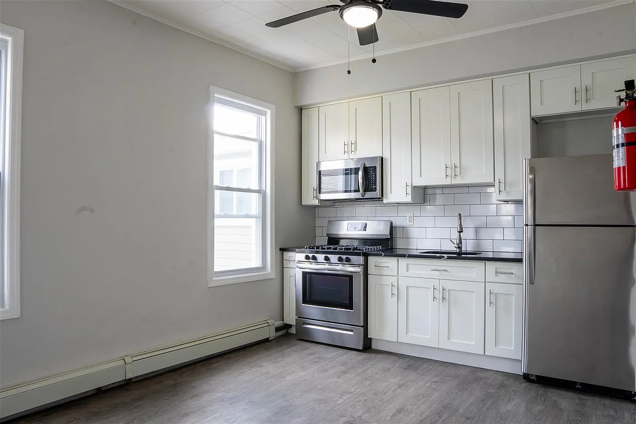3 bed, 1.0 bath, 2000 sqft, $2,600 — Photo 2