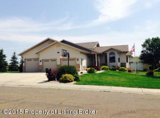926 Baker Ave, Dickinson, ND 58601