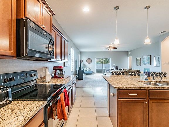 5th image of 614 Silverthorn Pl