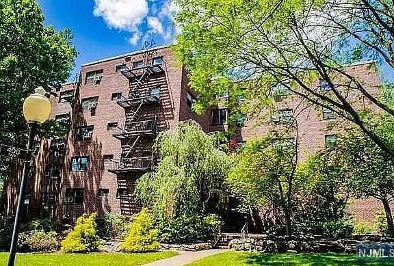 2nd image of 421 Park Pl APT 3D