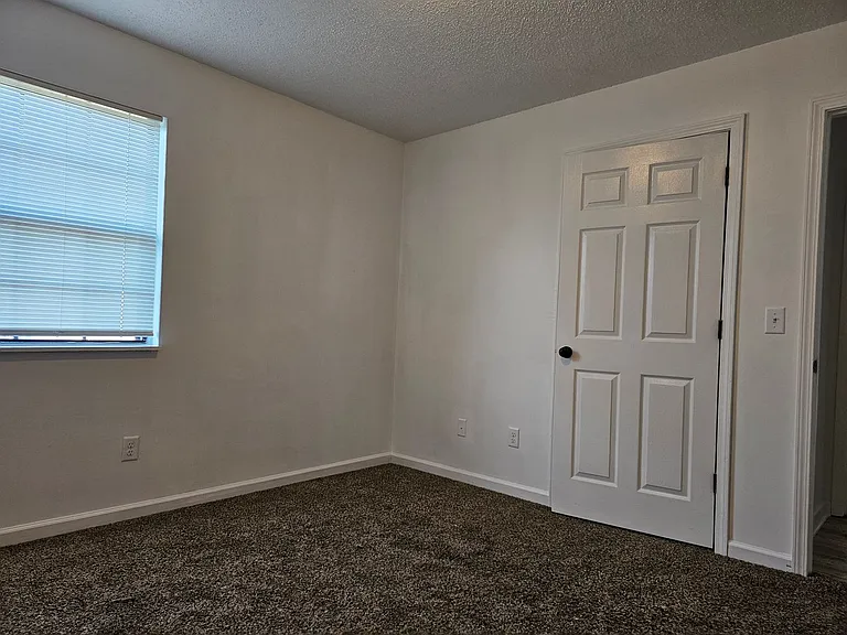 Spacious 4 Bedroom 2 Bath Upstairs unit! — Photo 17