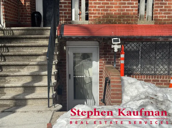 1393 Pelham Parkway North image 1 of 7