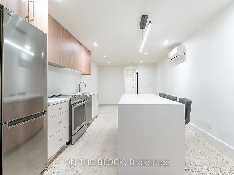 1041 College St — Photo 2
