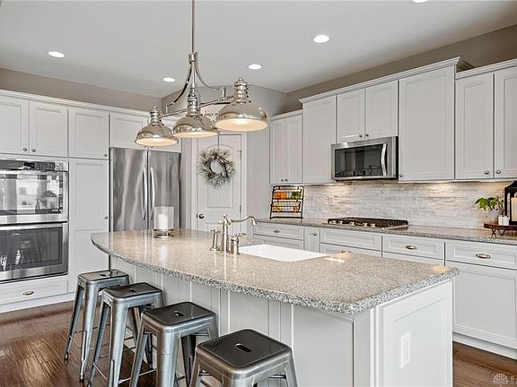 5th image of 275 Woodstream Dr