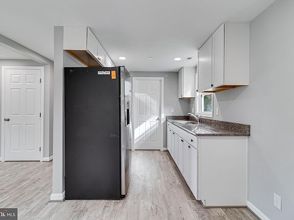 5th image of 21361 Cambridge Ave