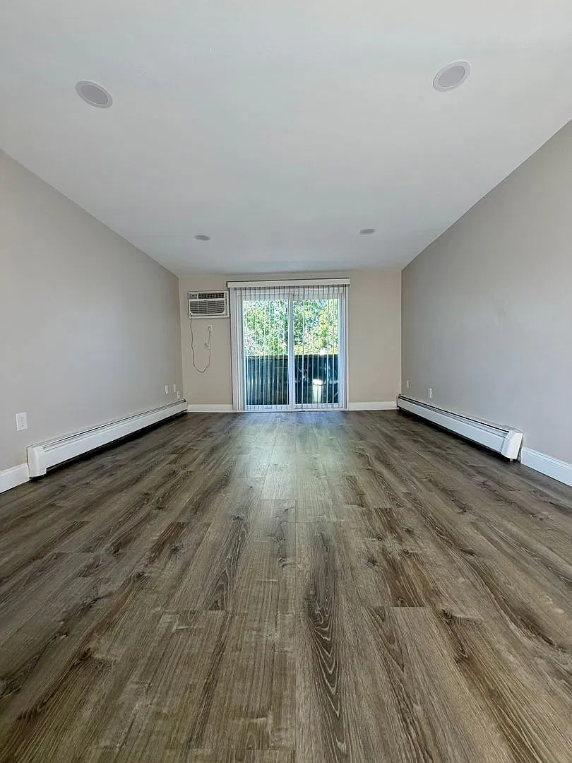 Fully Renovated 2 Bed with Heat, Hot Water and gas for cooking included. — Photo 1