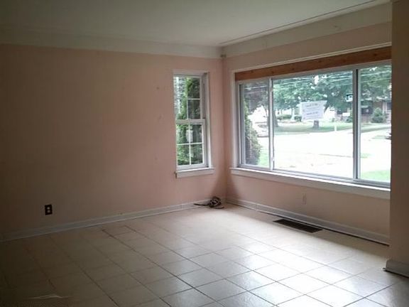 3rd image of 550 Maethy St SE