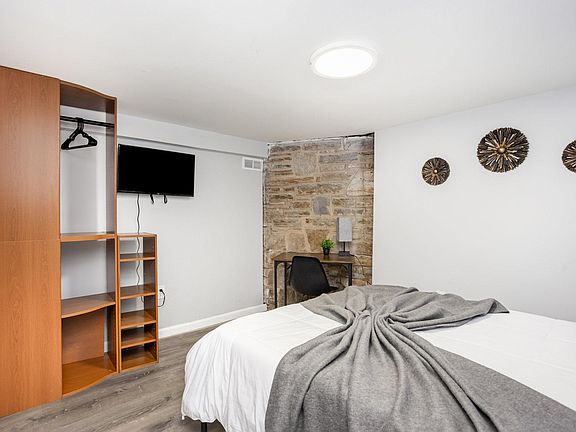 oom with a queen bed ,smart tv , work space