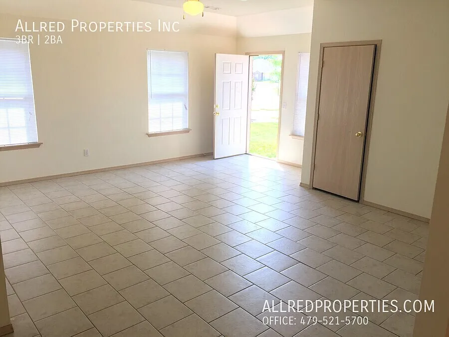 Fresh, Spacious & Ready for You to Call Home! — Photo 4