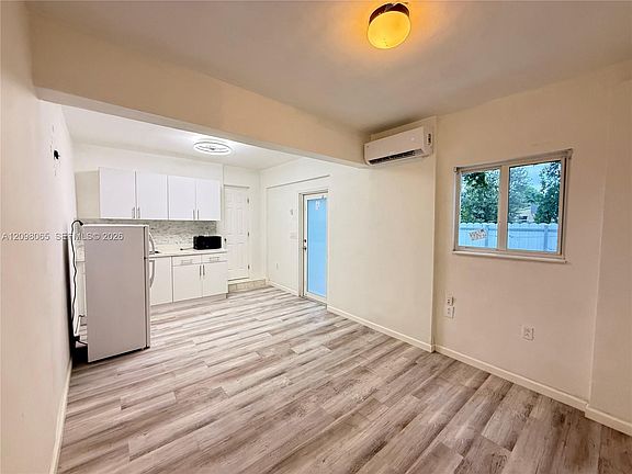4th image of 840 N 70th Way