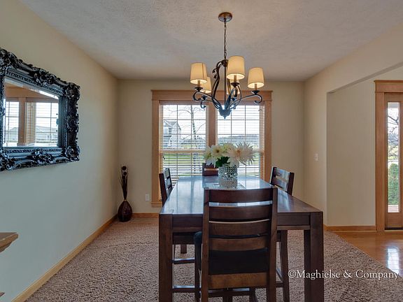 5th image of 9421 Crest Circle Dr NE