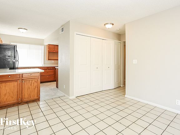 4th image of 401 N Torrey Pines Dr
