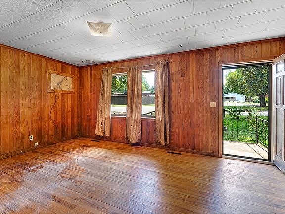 3rd image of 1119 S Ellis Ave