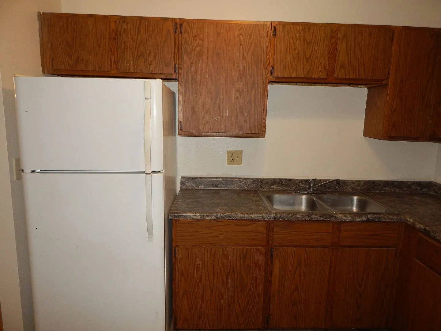 2 Bedrooms - 1 Bathroom - Central AC — Photo 2
