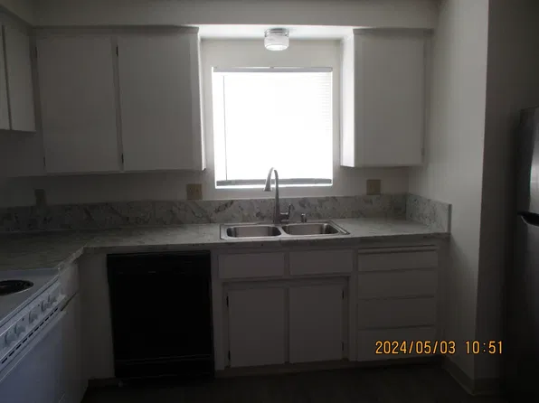 61 N 19th Ave APT A, Lemoore, CA 93245