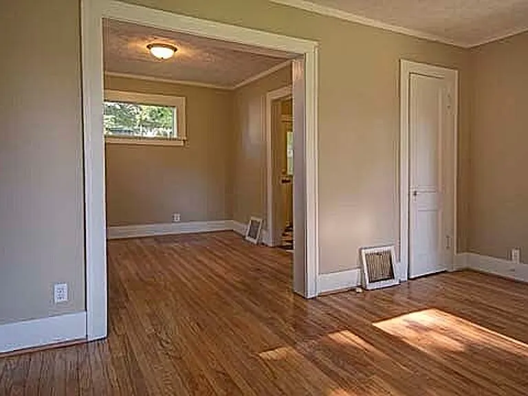 1110 S 30th Ave — Photo 3