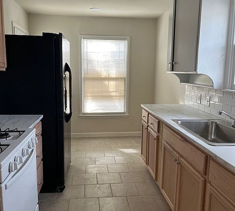 3rd image of 717 Lloyd Ave #S