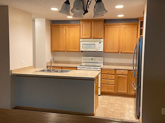 3rd image of 3225 Oak View Dr