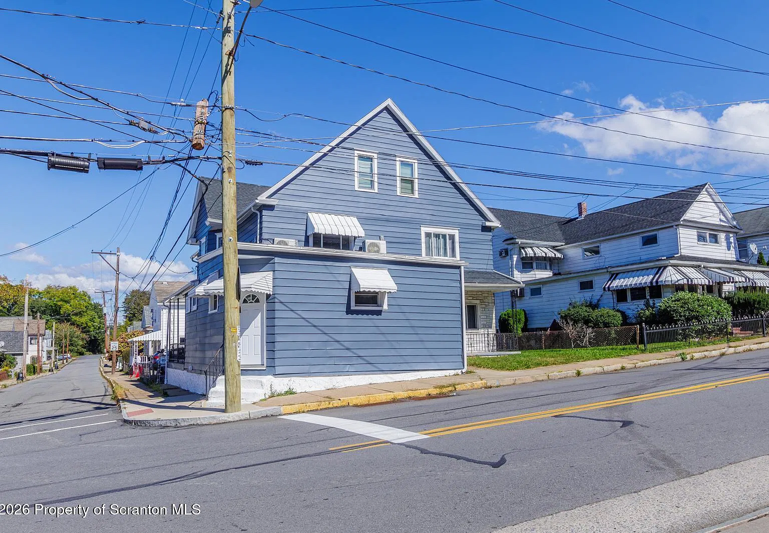 4 bed, 2.5 bath, 2000 sqft, $2,300 — Photo 2