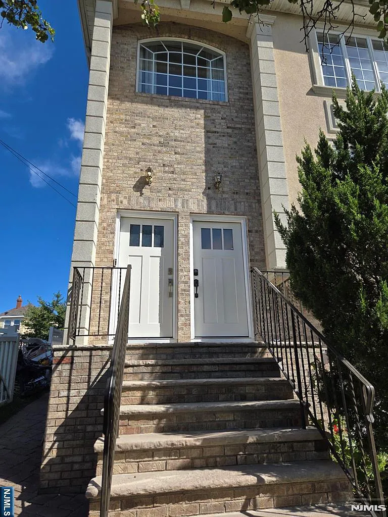 3 bed, 2.0 bath, $3,800 — Photo 3