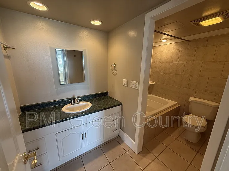410 W 7th St #1422 — Photo 8
