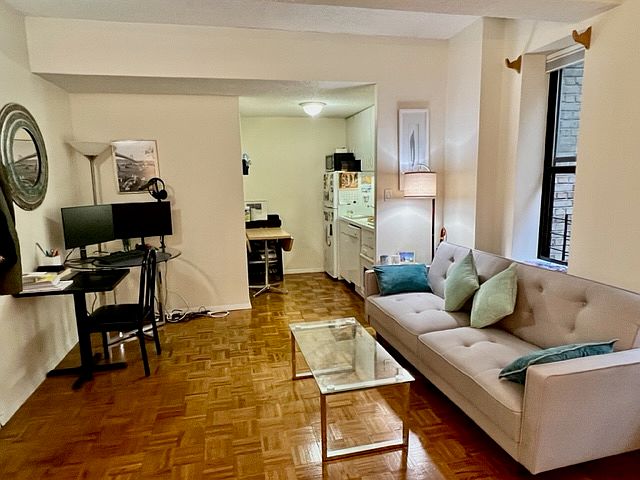 2nd image of 150 W 51st St APT 1922