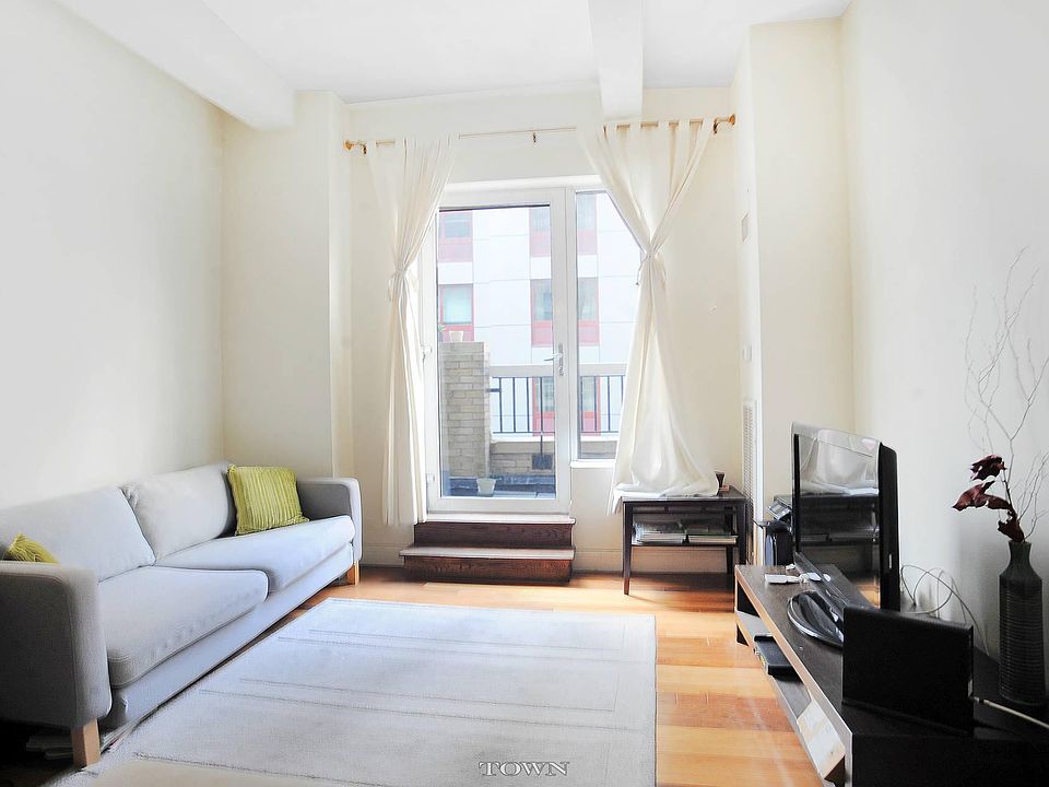 1st image of 88 Greenwich St APT 915