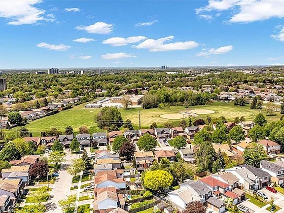 5th image of 732 Bennett Cres