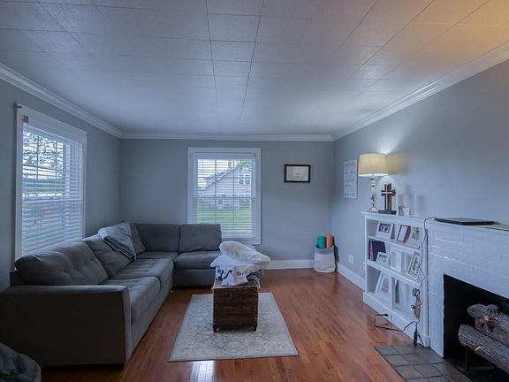 3rd image of 439 W Main St