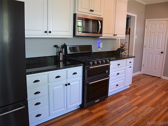 3rd image of 200 S Commerce St