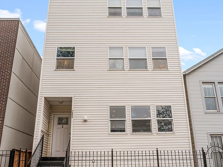1632 W Blackhawk St #1 — Photo 2